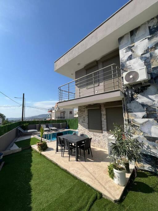 Oezel Havuzlu Ruezgar Kusadasi